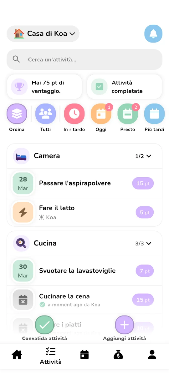Schermata faccende di Koabit: lista delle faccende della Casa di Koa organizzate per stanza (Camera, Cucina), ognuna con il suo valore in punti (5, 7, 15 pt), e un badge «Hai 25 pt di vantaggio» che confronta i membri della famiglia in tempo reale